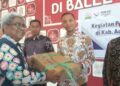 Cegah Stunting, Pj Bupati Mahyuzar Serahkan Bantuan 750 Paket Ikan Segar di Dewantara