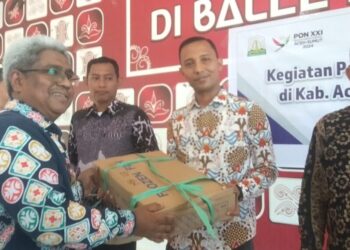 Cegah Stunting, Pj Bupati Mahyuzar Serahkan Bantuan 750 Paket Ikan Segar di Dewantara
