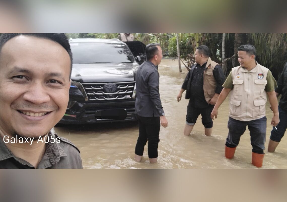 Ketua Panwaslih Aceh Utara Terjun ke TPS yang Terkepung Tengah Banjir