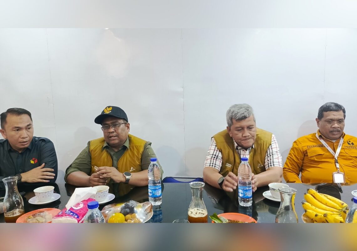 Pj Bupati Aceh Utara, Mahyuzar (dua dari kiri), Ketua Panwaslih Aceh Utara (Kiri), Sekda Aceh Utara, Dayan Albar (dua dari kanan) dan Kepala Sekretariat Panwaslih Aceh Utara, Hamdani (kanan).