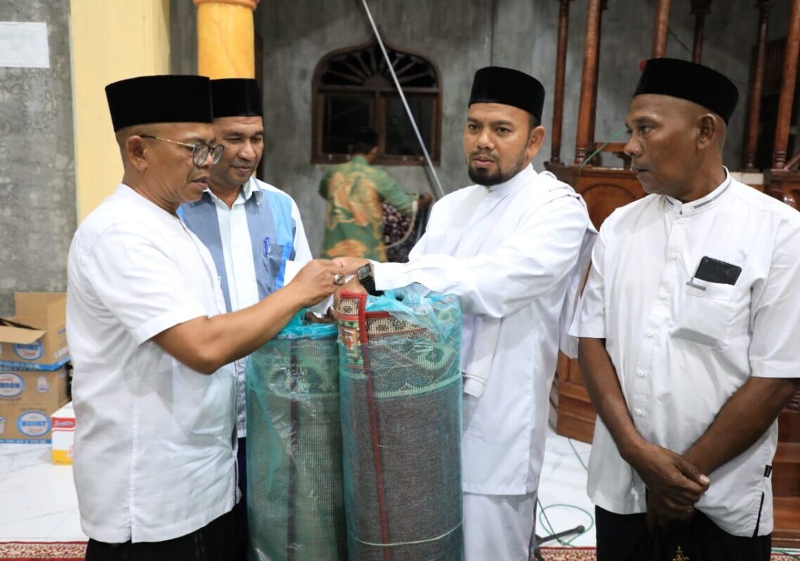 Pemkab Aceh Utara Serahkan Santunan Anak Yatim dan Bantuan Sajadah di Mesjid Jamik Attaqwa