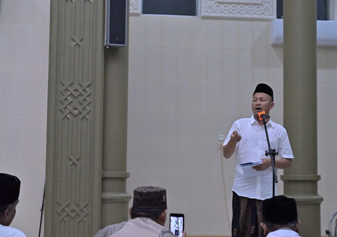 Hari Kedua Safari Ramadan, Bupati dan Wakil Bupati Aceh Jaya Dengar Aspirasi dan Serahkan Bantuan Sajadah