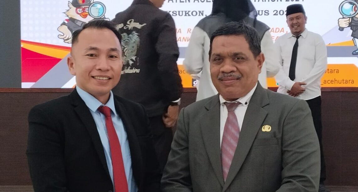 Ketua Panwaslih Aceh Utara, Sudirman (kiri) dan Kepala Sekretariat Panwaslih Aceh Utara, Hamdani.