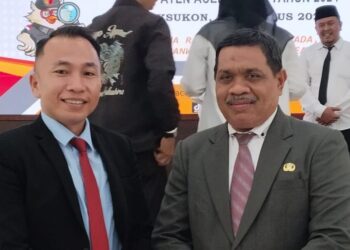 Ketua Panwaslih Aceh Utara, Sudirman (kiri) dan Kepala Sekretariat Panwaslih Aceh Utara, Hamdani.
