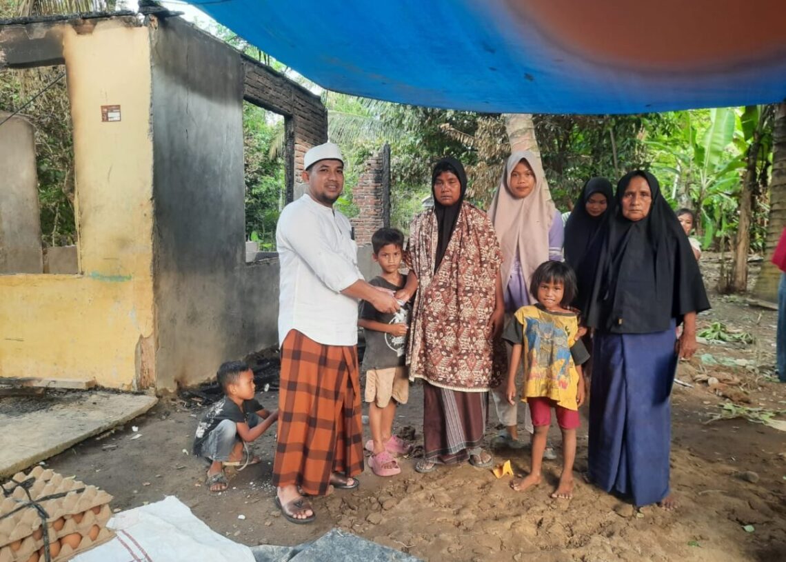Anggota DPRA Imum Jon Beri Bantuan Darurat untuk Korban Kebakaran di Aceh Utara