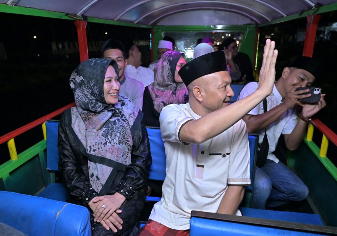 Meriahkan Takbiran, Bupati dan Wabup Aceh Jaya Naik Odong-odong Keliling Kota