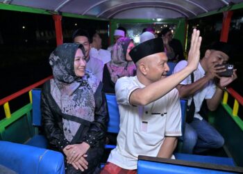 Meriahkan Takbiran, Bupati dan Wabup Aceh Jaya Naik Odong-odong Keliling Kota