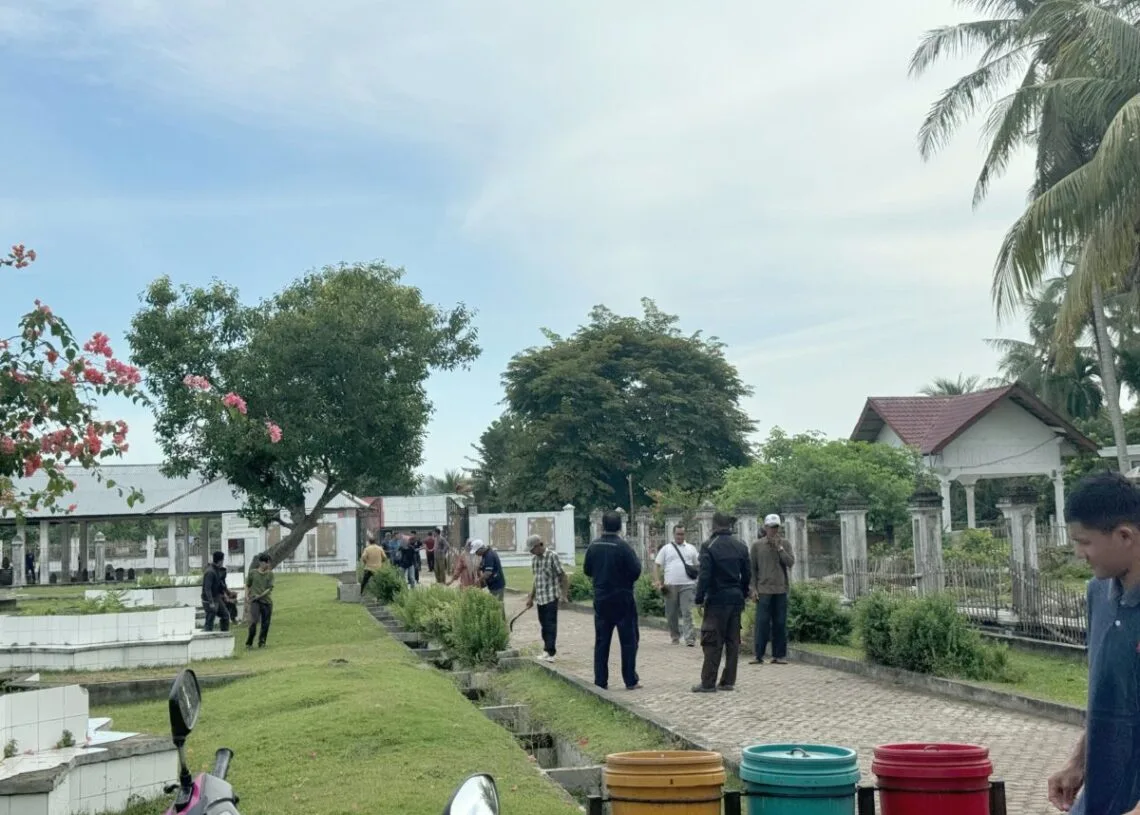 Gotong Royong di Makam Bersejarah, UIN Sultanah Nahrasiyah Teguhkan Semangat Peradaban