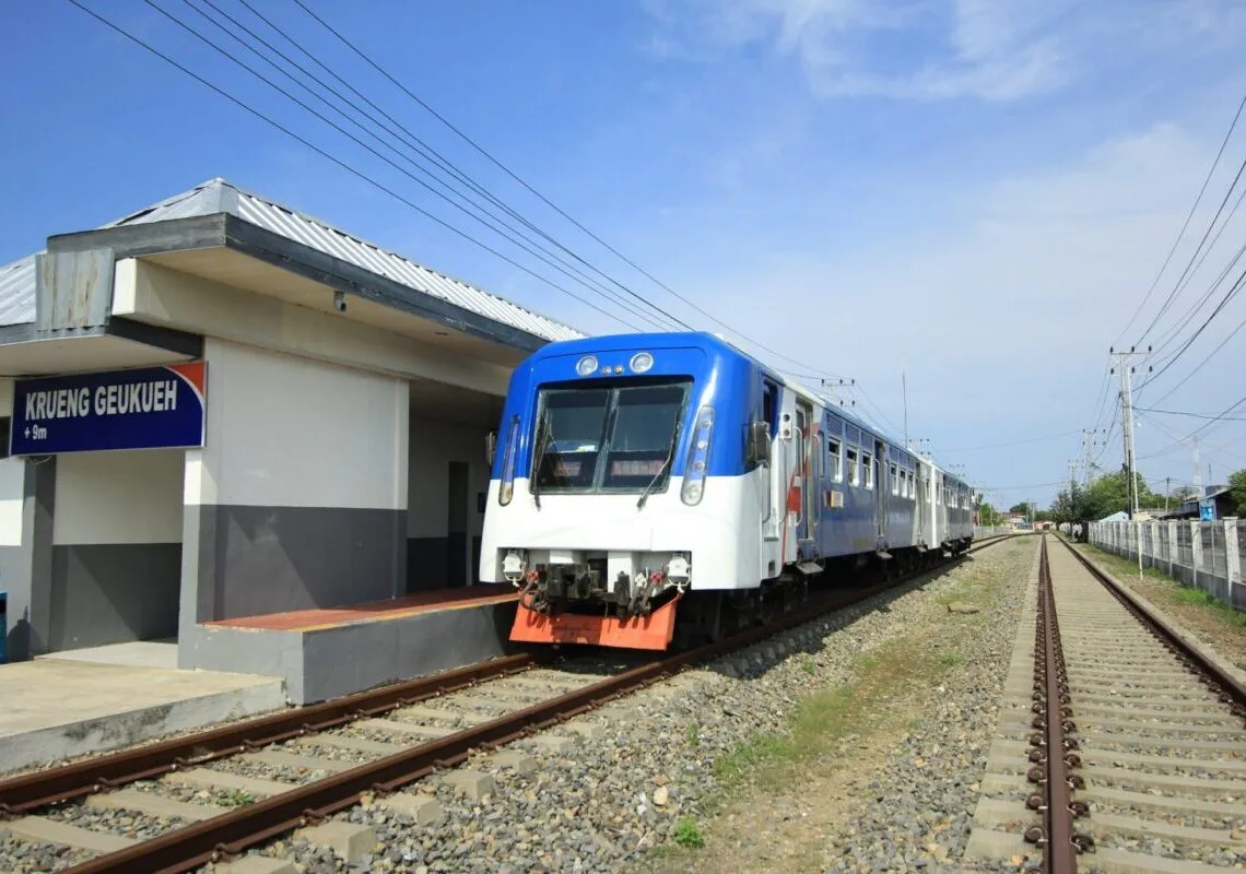 KA Perintis Cut Meutia di emplasemen Stasiun Krueng Geukueh.