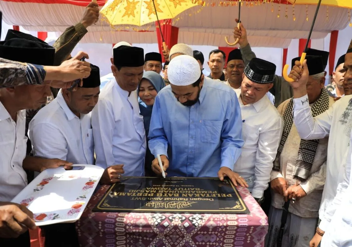 Gubernur Aceh Letakkan Batu Pertama Masjid Baitut Taqwa Lapang