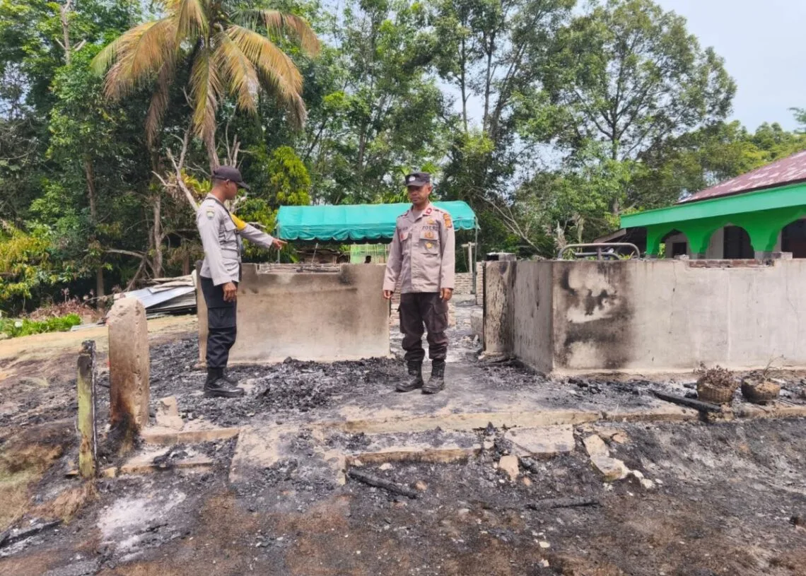Polisi Datangi TKP Kebakaran Rumah di Geureudong Pase, Pastikan Situasi Kondusif