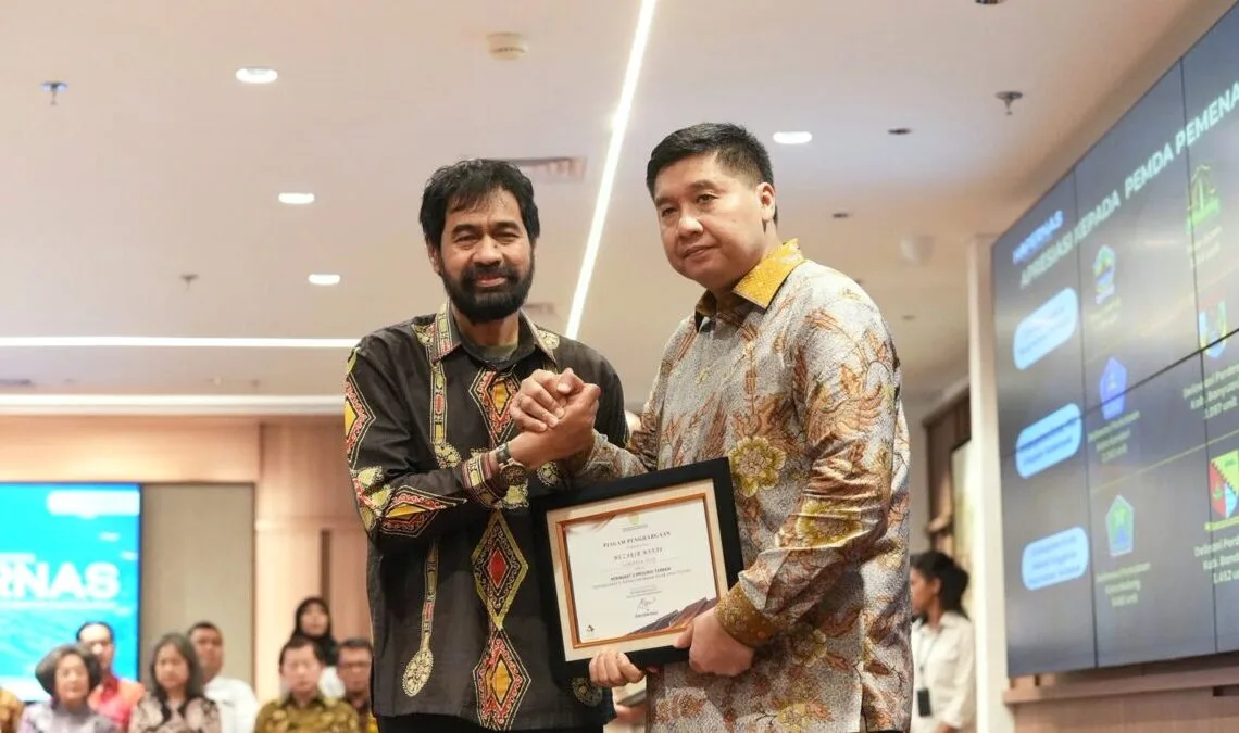Gubernur Aceh Muzakir Manaf Terima Penghargaan dari Kementerian Perumahan dan Kawasan Pemukiman