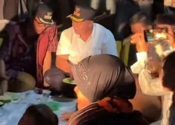 Makan Bersama Pengungsi Bupati Aceh Utara (Ayah Wa) Stock Beras Cukup