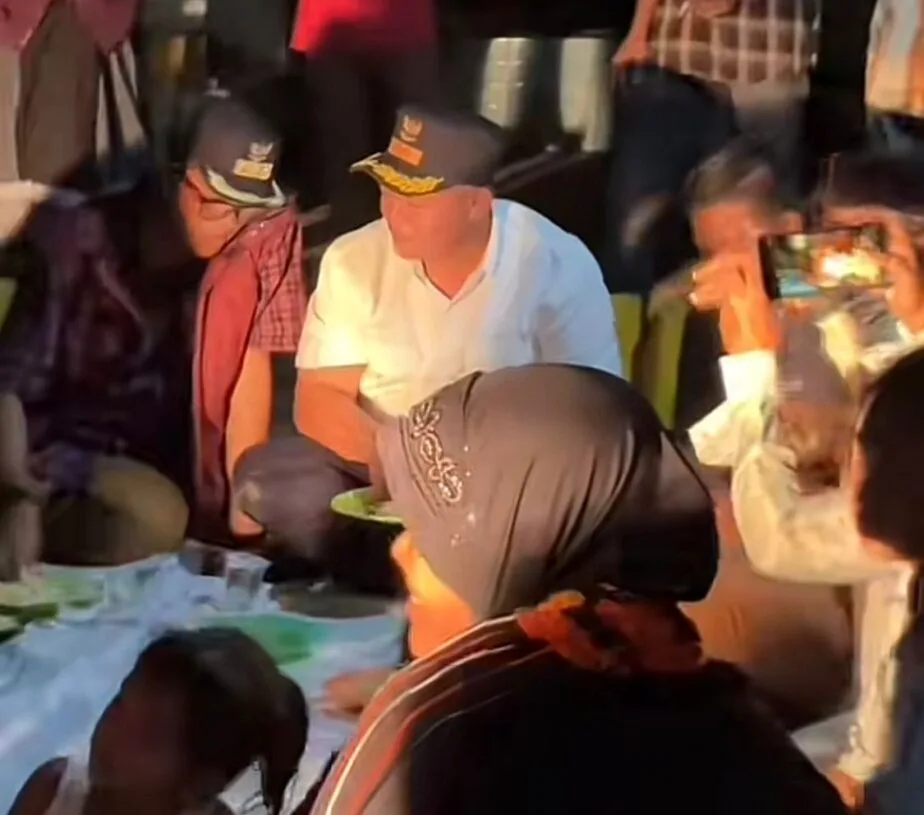Makan Bersama Pengungsi Bupati Aceh Utara (Ayah Wa) Stock Beras Cukup