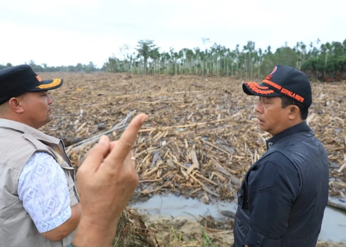 Kepala BNPB Tinjau Korban Bencana di Langkahan, Serahkan Bantuan Tanggap Darurat