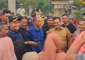 Sentuh Langsung Warga, Bupati Aceh Utara Antar Bantuan Banjir Bandang  di Kutamakmur