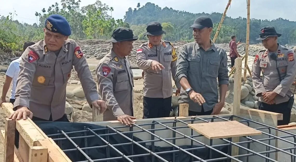 Wakil Bupati Aceh Utara dan Irjen Pol Almas Widodo Pantau Langsung Titik Jembatan Darurat di Kecamatan Sawang