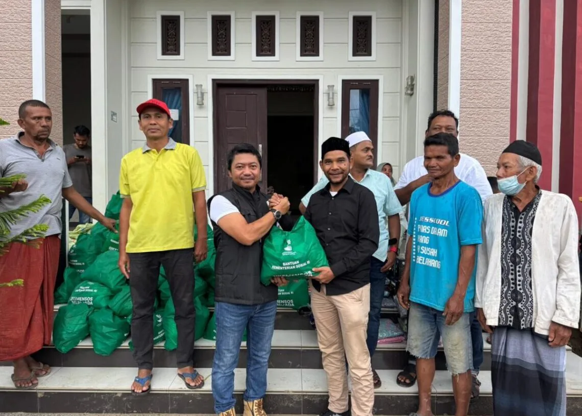 Azhari Cage Salurkan Logistik Kemensos bagi Korban Banjir di Pidie Jaya