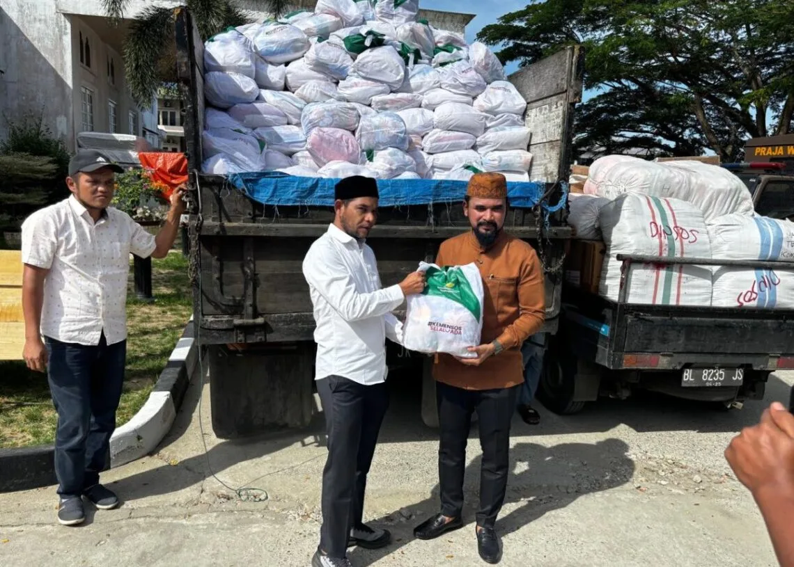Azhari Cage Salurkan 1.000 Paket Sembako di Aceh Timur