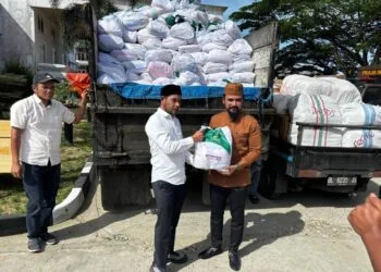 Azhari Cage Salurkan 1.000 Paket Sembako di Aceh Timur
