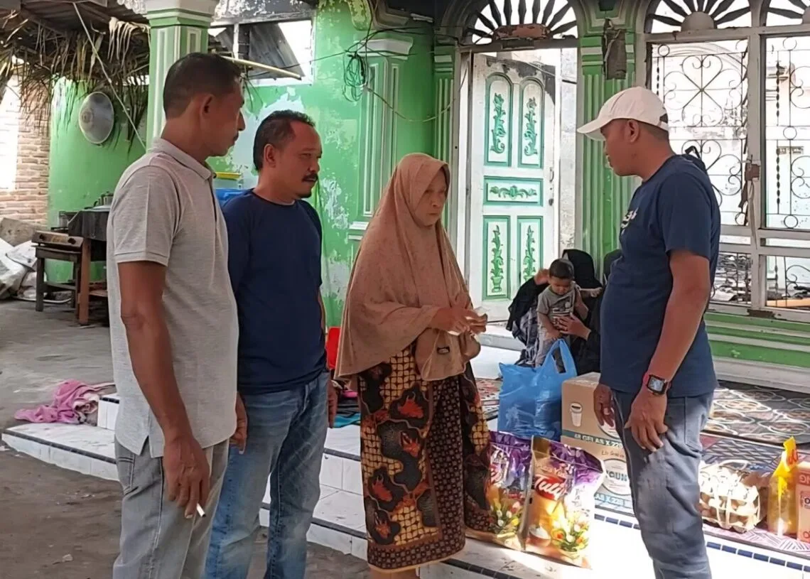 Aksi Nyata Imum Jon: Kirim Sembako hingga Alat Ibadah untuk Korban Kebakaran di Syamtalira Bayu